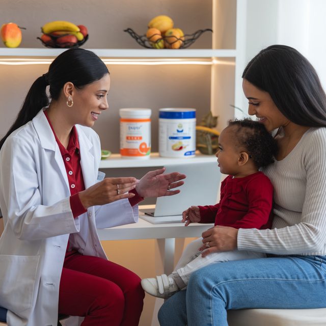 Nutricionista em atendimento materno-infantil
